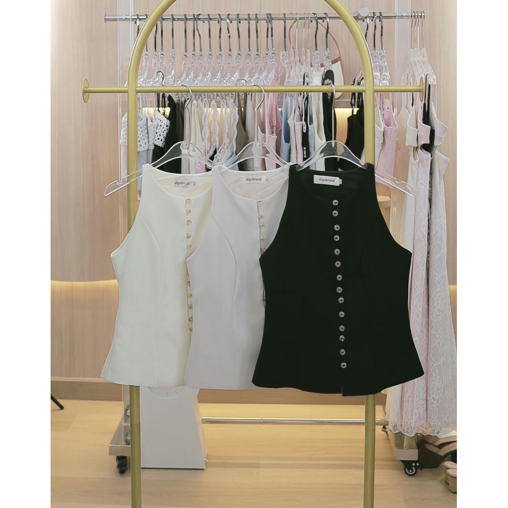 MOLLY TOP (เฉพาะเสื้อ) เสื้อแขนกุดทรงเข้ารูป ดีเทลกระดุมเรียงด้านหน้า