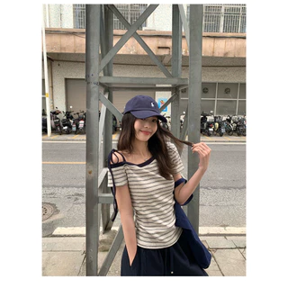 Kitty พร้อมส่ง🌸 ส่งไว กรุงเทพ เสื้อลายทาง เสื้อเปิดไหล่เฉียง สายผูกข้าง สไตล์เกาหลี ใส่คู่กางเกงยีนส์ กระโปรง