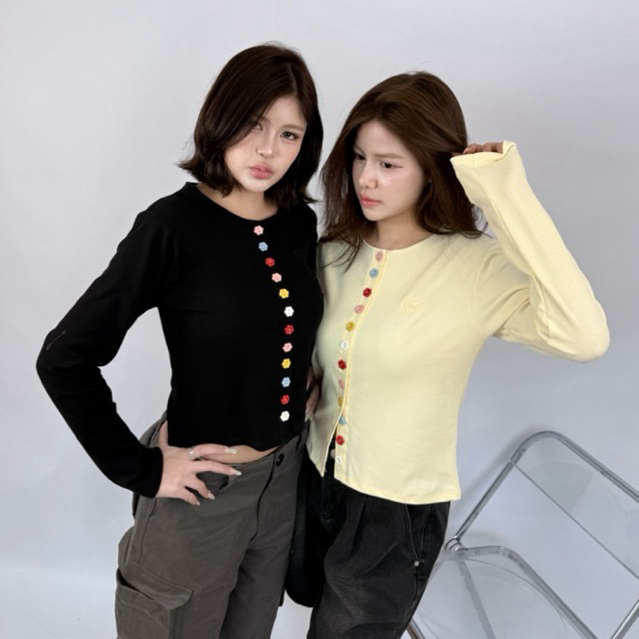 Cozy Top - เสื้อแขนยาวแต่งกระดุมดอกไม้ ผ้าคอตตอน กระดุม 12 เม็ดใช้งานได้จริงทุกเม็ด (ดอกไม้แขนยาว)