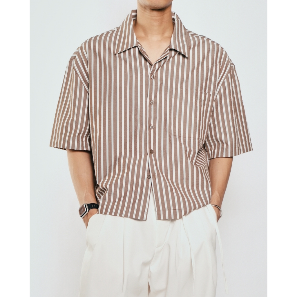 COMPOSE. - Fine Texture-Striped Boxy Shirt in Brown | เสื้อเชิ้ตแขนสั้น ทรงบ็อกซี่ ตัวสั้น ผ้าเท็กเจอร์ลายริ้ว สีน้ำตาล