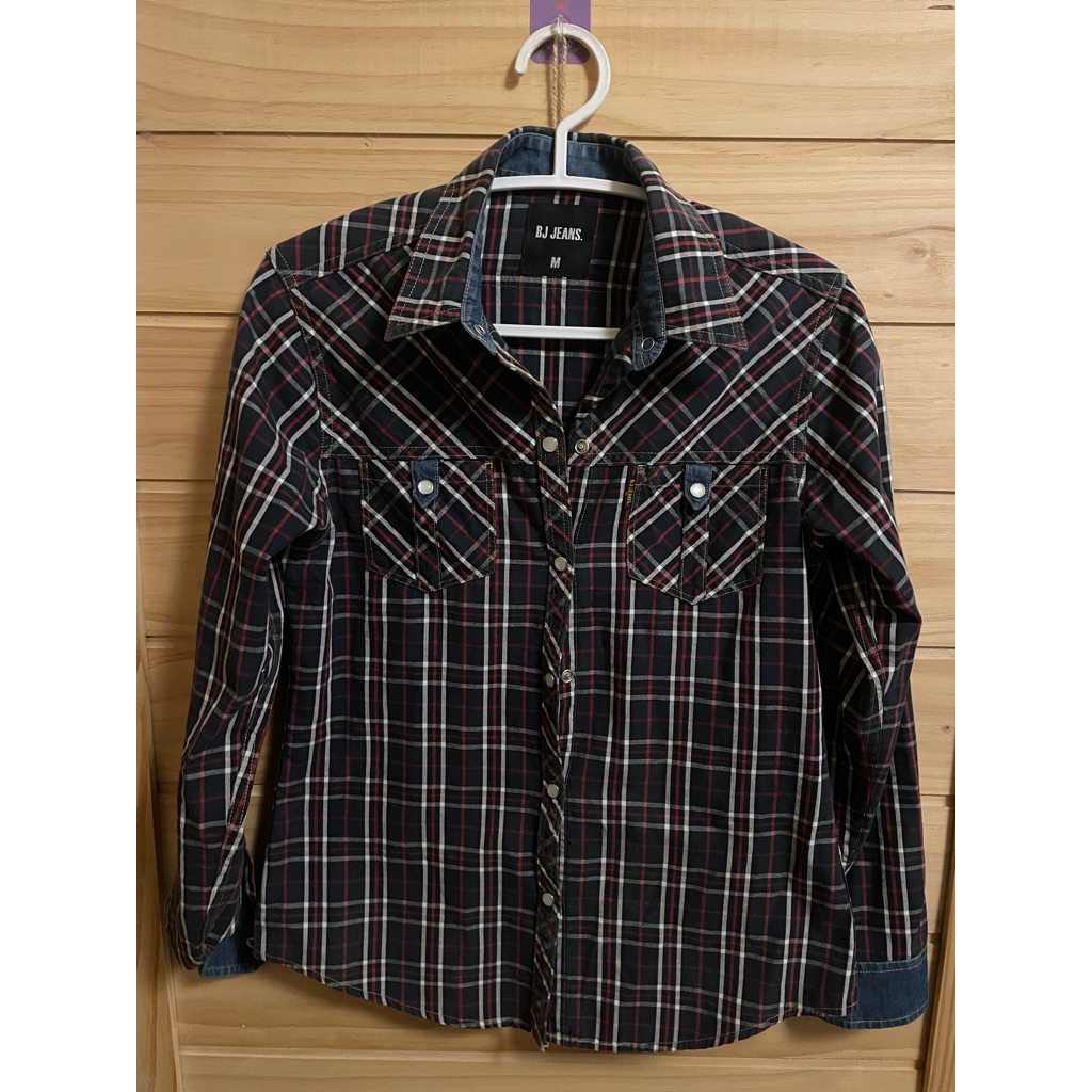 เสื้อเชิ้ตลายสก็อตสีแดงและดำของของผู้หญิง BJ Jeans งานแท้มือสอง Size M
