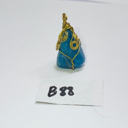 ฺB88จี้พลอยอะพาไทต์ดัดลายลวดทองเหลือง