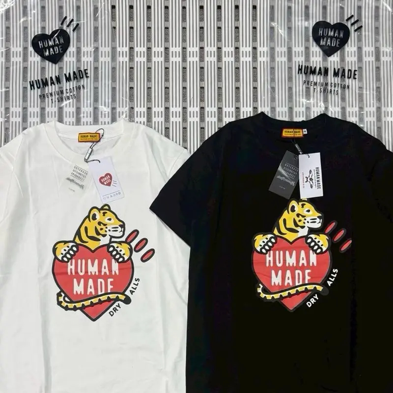 เสื้อยืดลาย Human Made เสือเหลืองกอดหัวใจแดง พิมพ์หน้าเต็ม สีดำขาว ผ้าฝ้าย200GSM ทรงโอเวอร์ไซซ์ สไตล์ญี่ปุ่นเรียบง่ายวิน