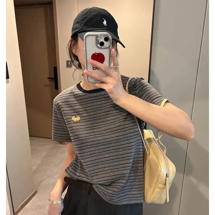 เสื้อยืดแขนสั้นผู้หญิงสำหรับฤดูร้อน ปี 2026 ปักลายฟักทอง – เสื้อทรงหลวมลายทางสไตล์เรโทรสุดอินเทรนด์