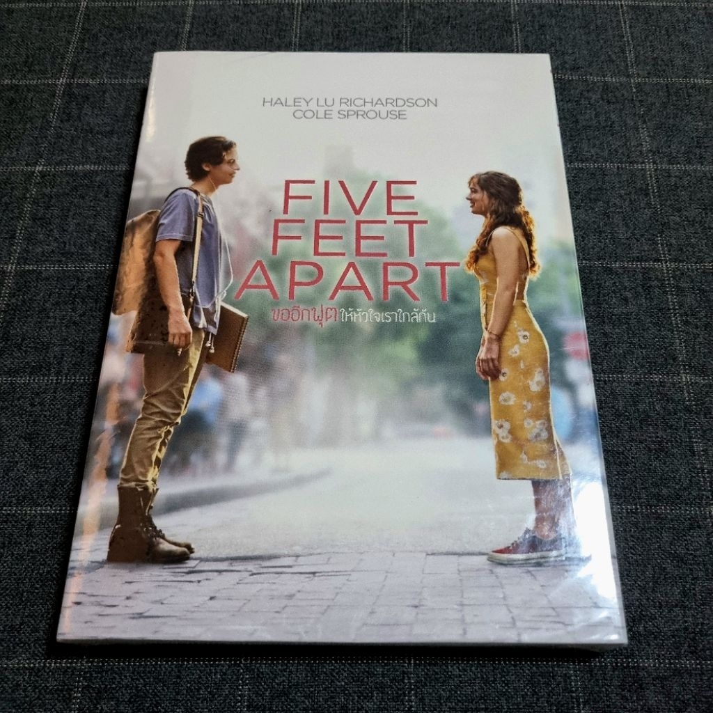 DVD ภาพยนตร์โรแมนติกดราม่าสุดซึ้ง "Five Feet Apart / ขออีกฟุตให้หัวใจเราใกล้กัน" (2019)