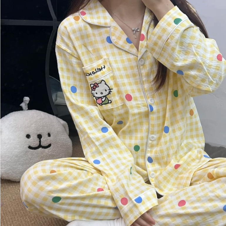 ชุดนอน 2 ชิ้น สีเหลืองลายเฮลโลคิตตี้ ผสานลายจุดสีสัน สไตล์หวานละมุน ประกอบเสื้อแขนยาว+กางเกงขายาว ผ้าคลาวด์คอตต้อนนุ่