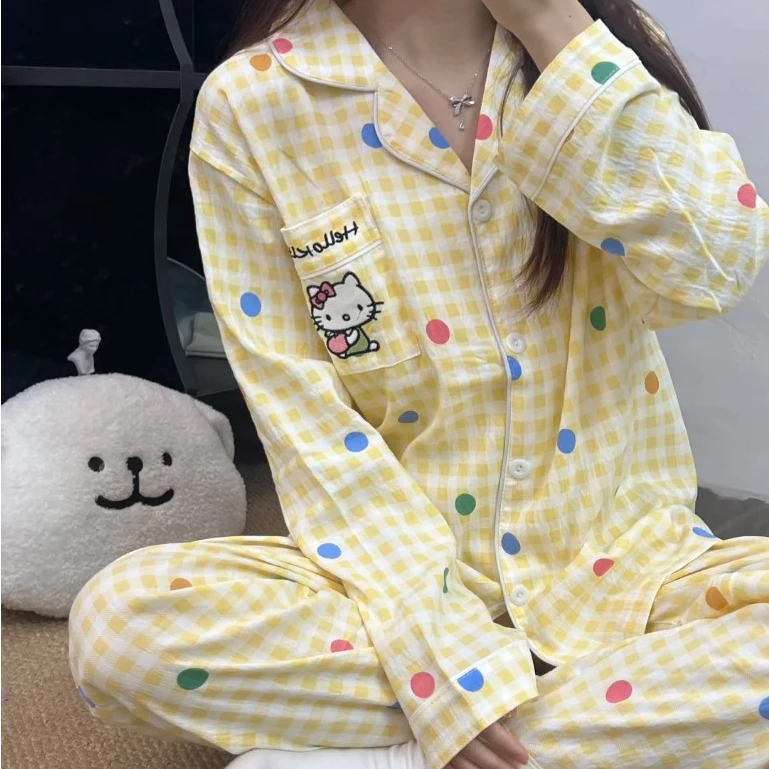 🎀💛 ชุดนอน 2 ชิ้น สีเหลืองลายเฮลโลคิตตี้ ผสานลายจุดสีสัน สไตล์หวานละมุน ประกอบเสื้อแขนยาว+กางเกงขายาว ผ้าคลาวด์คอตต้อนนุ่