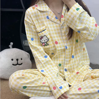 🎀💛 ชุดนอน 2 ชิ้น สีเหลืองลายเฮลโลคิตตี้ ผสานลายจุดสีสัน สไตล์หวานละมุน ประกอบเสื้อแขนยาว+กางเกงขายาว ผ้าคลาวด์คอตต้อนนุ่