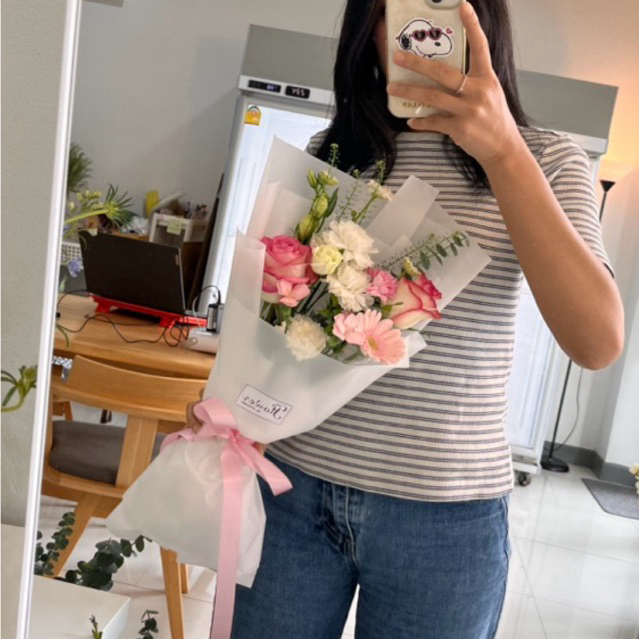 [ ช่อดอกไม้สดพร้อมส่งด่วน ] ช่อกุหลาบชมพู ผสมคละดอกไม้ เข้าช่อสีขาว แถมฟรีการ์ด และถุงกระดาษ