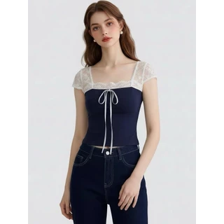 Cherry พร้อมส่ง🫐เสื้อครอปแต่งลูกไม้ ดีไซน์โบว์เก๋ๆ เสื้อยืดแขนสั้นผู้หญิง คอสี่เหลี่ยม ทรงสวยสไตล์ฝรั่งเศสสำหรับผู้หญิง