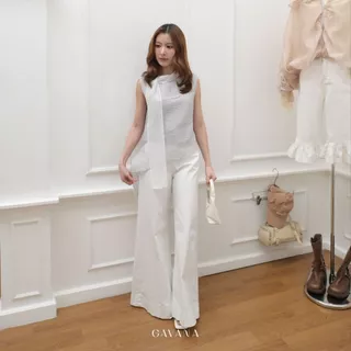 GAVANA Muse Tie Top เสื้อแขนกุดดีไซน์เรียบหรู โดดเด่นด้วยคอผ้าผูกยาวและชายเสื้อให้มีลูกเล่น #T26029