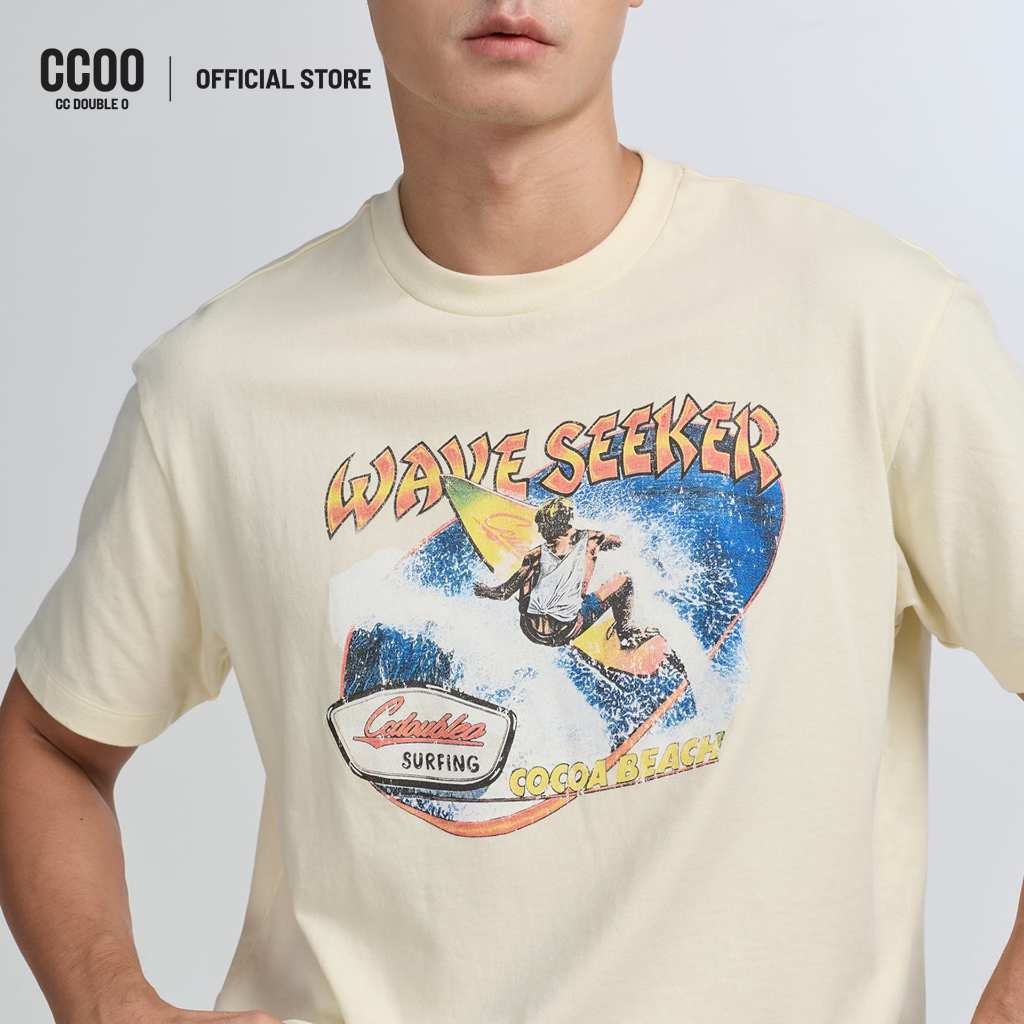 CC DOUBLE O WAVE SEEKER GRAPHIC TEE ผู้ชาย เสื้อยืดพิมพ์กราฟิกลาย Wave seeker รุ่น O26WGMA011 (AW26 #P3)