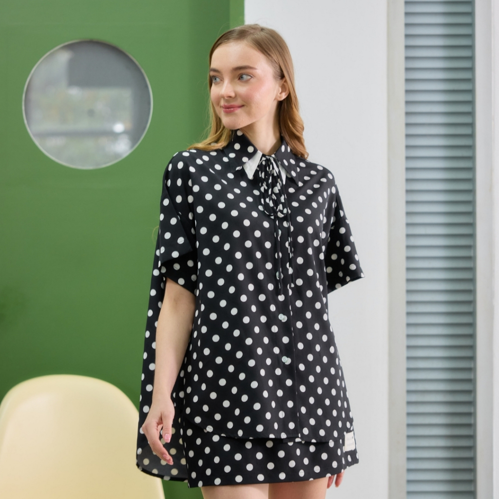 VACAY INDEED / Timeless Shirt ลาย BW Polkadot เสื้อเชิ้ตคอปก พร้อมส่ง