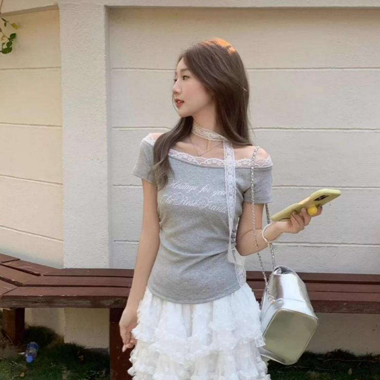 พร้อมส่งในไทย** เสื้อแขนสั้นแต้งขอบลูกไม้ ชุด 2 ชิ้น สกรีนลายด้านหน้า Y358
