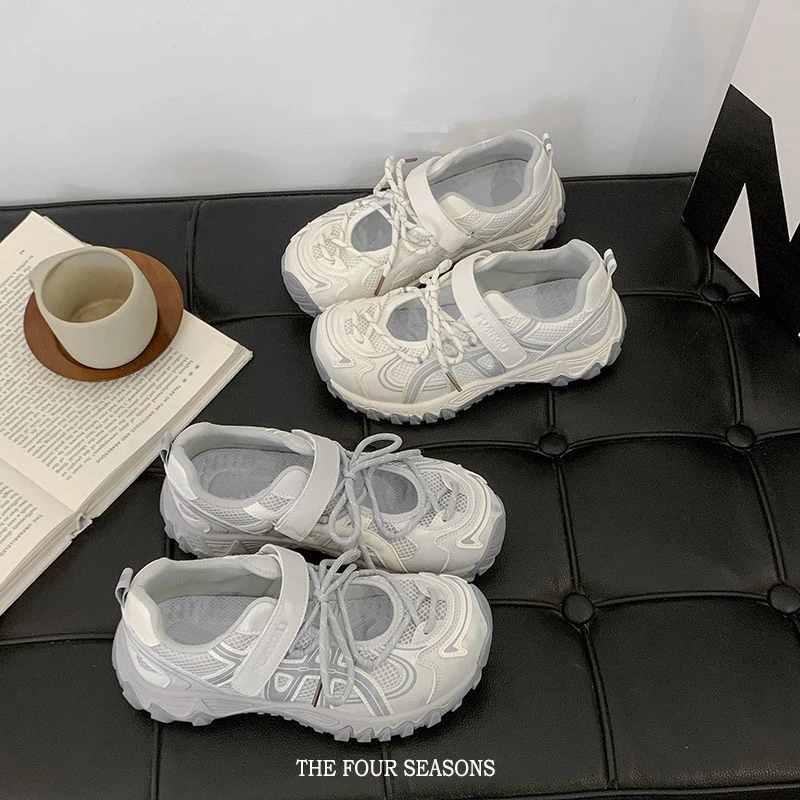รองเท้าผ้าใบหนาแพลตฟอร์มสีเงินรุ่นฮิต ผู้หญิง ฤดูร้อนใหม่ปี2026 รองเท้าผ้าใบตาข่ายสบายๆ แต่งตัวเข้าได้ทุกลุค