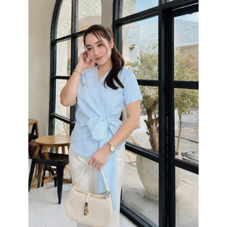 PLOYLY CLOSET | Arielle Bow (สีฟ้า) เสื้อผูกโบว์ด้านข้าง คอวี สีสวยสุภาพ ใส่งานแต่ง เสื้อสีฟ้า