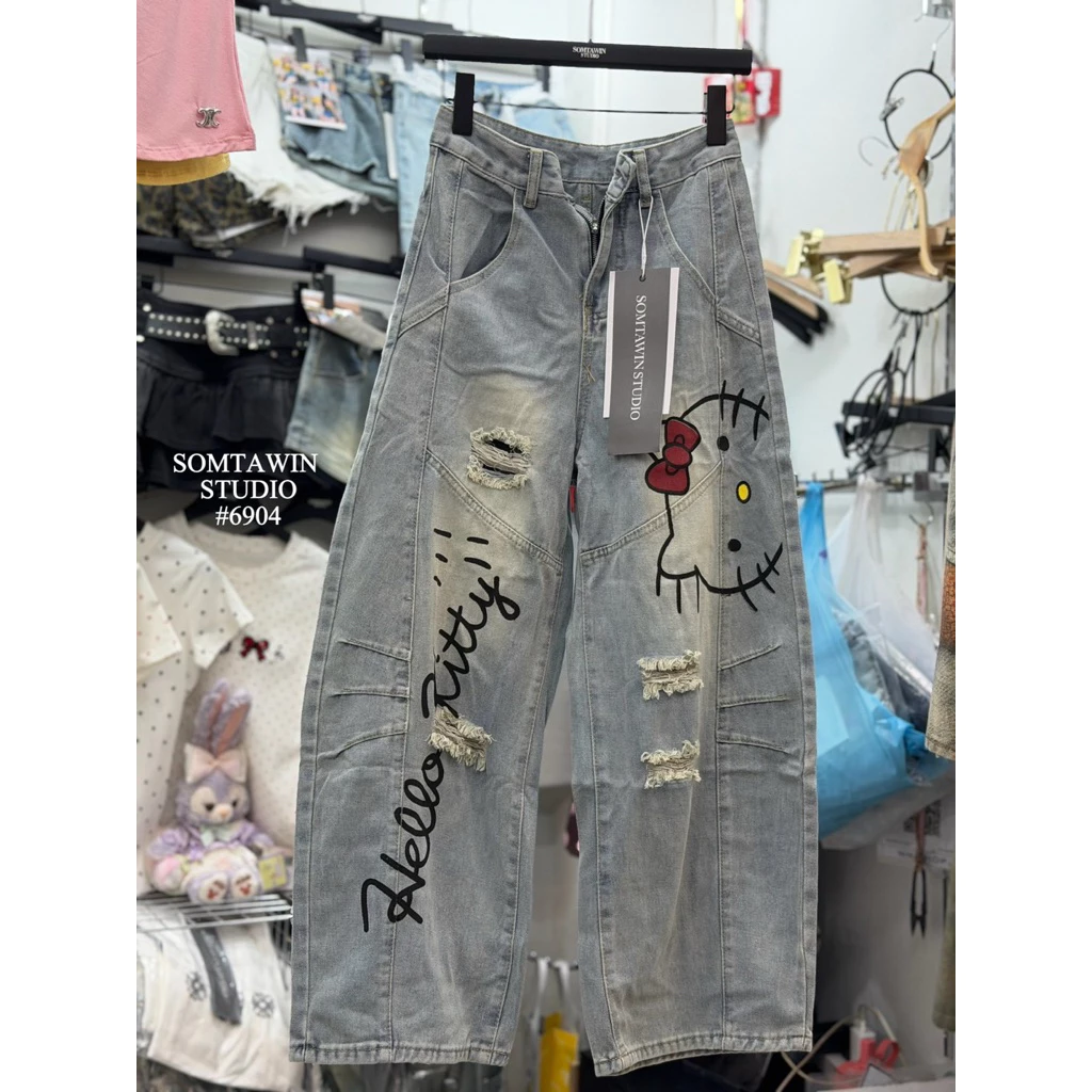 #Som เป็นกางเกงยีนส์ที่ผสมผสานความน่ารักของ Hello Kitty เข้ากับความเท่