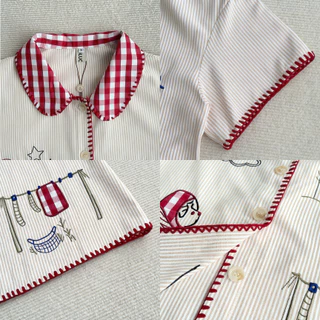 Glucoat | [A799] เสื้อแขนสั้นคอปกลายสก็อตสีแดง ปักลายการ์ตูน กระดุมหน้าใช้งานได้จริง