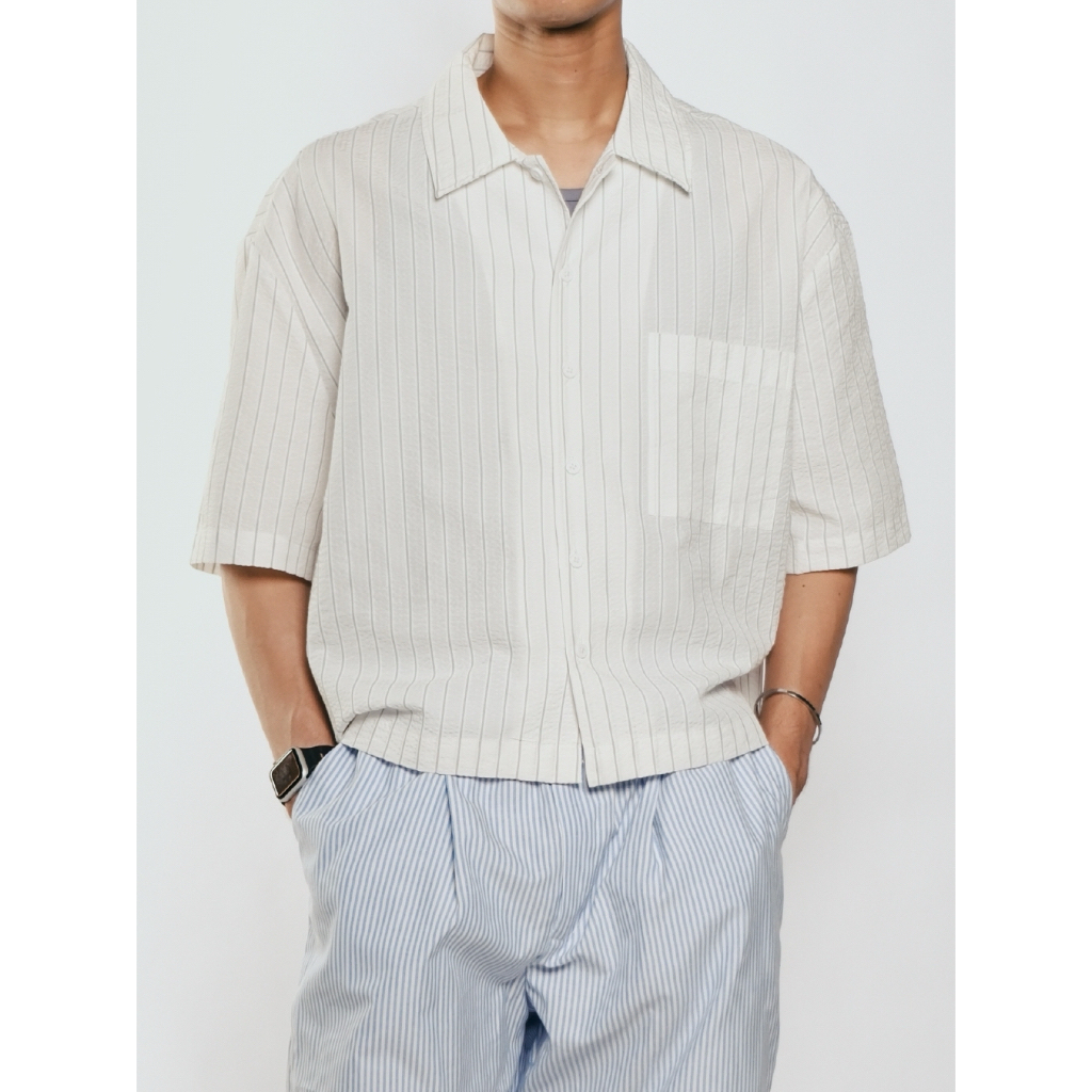 COMPOSE. - Fine Texture-Striped Boxy Shirt in White | เสื้อเชิ้ตแขนสั้น ทรงบ็อกซี่ ตัวสั้น ผ้าเท็กเจอร์ลายริ้ว สีขาว