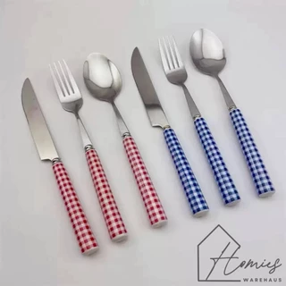 【พร้อมส่ง】🍴 ช้อน ส้อม มีด ลายสก็อต สุดน่ารัก สแตนเลสอย่างดี ด้ามทำจากเซรามิก มี 2 สี แดง/น้ำเงิน สไตล์คาเฟ่ ช้อนลายสกอต