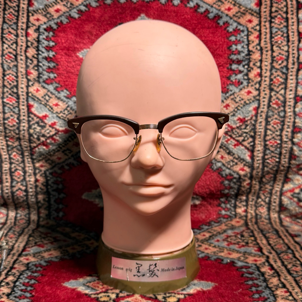 กรอบแว่นตา American Optical 10-12kgf ทรงวินเทจ ทรงครึ่งกรอบสีขาแว่นสีน้ำตาลเข้ม สภาพตัวมีรอยบ้าง ขาม
