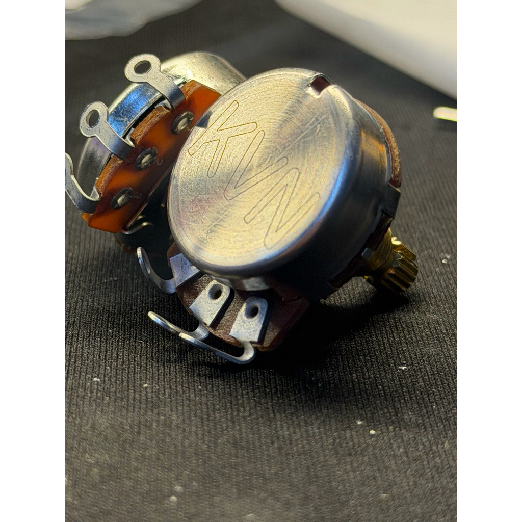 KVN Pot500K แกนทองเหลืองกว้าง 8 mm สูง18mm