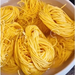 หมี่เบตง ตราลูกท้อ สีเหลือง (เจ) ขนาดบรรจุ 1 ห่อ มี 10 ก้อน น้ำหนัก 314 กรัม ของใหม่จากโรงงาน