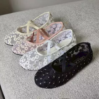 OHODOODEE รองเท้าคัทชูทรงบัลเล่ต์ (Ballet Flats) ผ้าตาข่ายโปร่งปักลายดอกไม้ เพิ่มความเก๋ด้วยสายคาดไขว้ M578