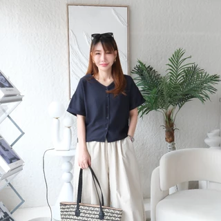 Lawyer Store [ 8211436] เสื้อคอวี แขนพับ กระดุมหน้า ใส่สบาย เนื้อผ้ามีเทกเจอร์ ดีไซน์เจาะสามเหลี่ยมด้านหลัง เสื้อผู้หญิง