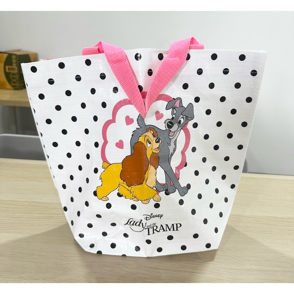 ‼️ของแถม ไม่ได้ขายคะ‼️ กระเป๋าใบกลาง Disney ลาย Lady and The Tramp 🔺มี 2 สีให้เลือกด้านใน🔺 น่ารักมาก