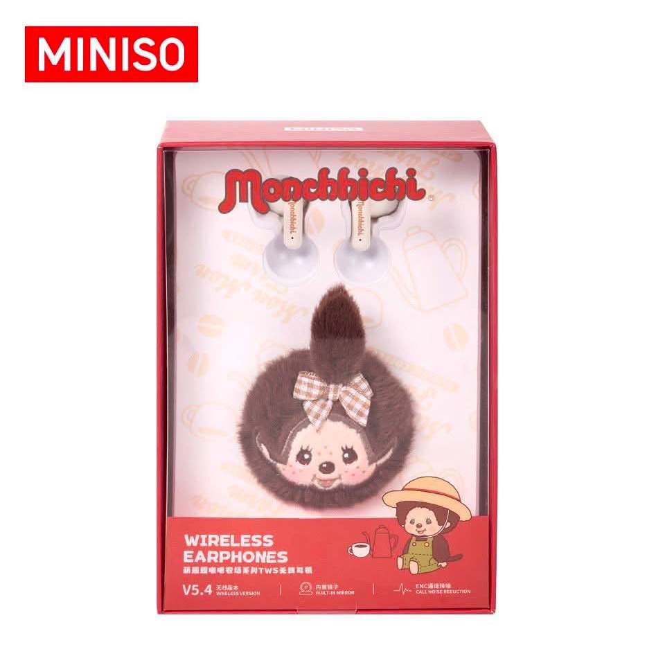 หูฟังบลูทูธไร้สายจาก Miniso คอลเลกชัน Monchhichi Coffee Farm มาพร้อมเคสชาร์จตุ๊กตาสุดน่ารัก