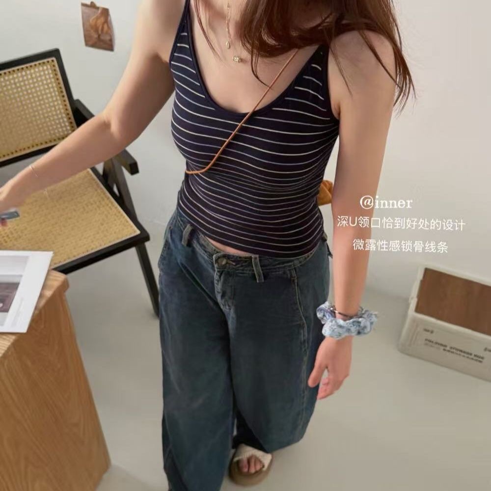 เสื้อสายเดี่ยวแขนกุดสุดเก๋และใช้งานได้หลากหลาย โดดเด่นด้วยดีไซน์ลายทางสีตัดกันที่ดูทันสมัยและหรูหรา เป็นเสื้อตัวใหม่สุดฮ
