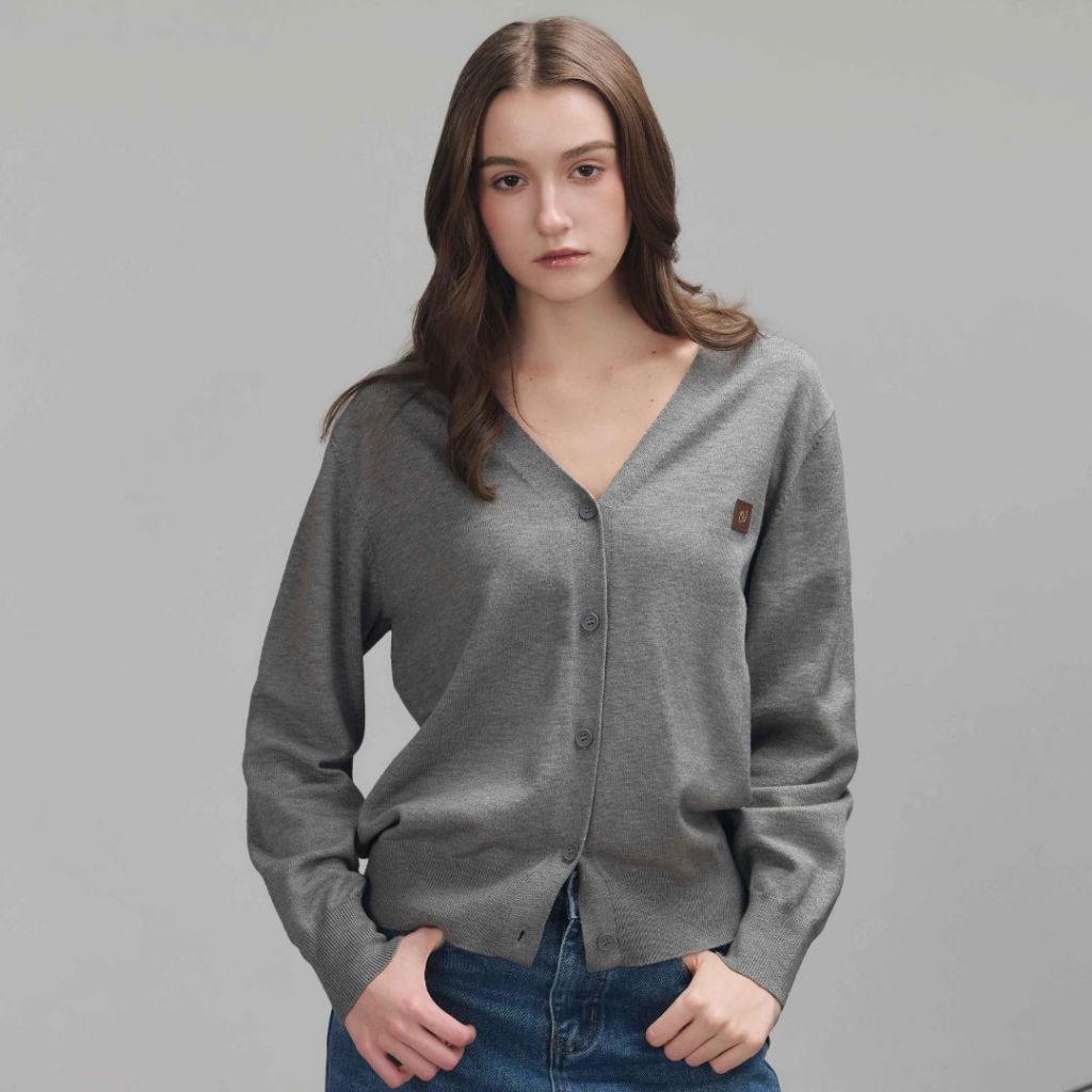 Withit Knitted V-Neck Cardigan With W Gold Leather Patch เสื้อคาร์ดิแกนคอวีปักโลโก้หนังวิทอิท - OTW20869
