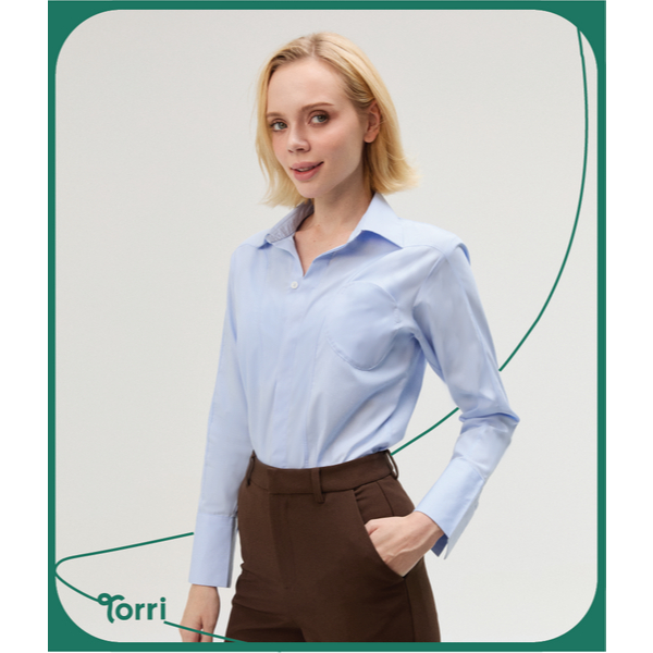 Torri Emma Regular Shirt เสื้อเชิ้ตสีฟ้าอ่อนที่เรียบง่าย