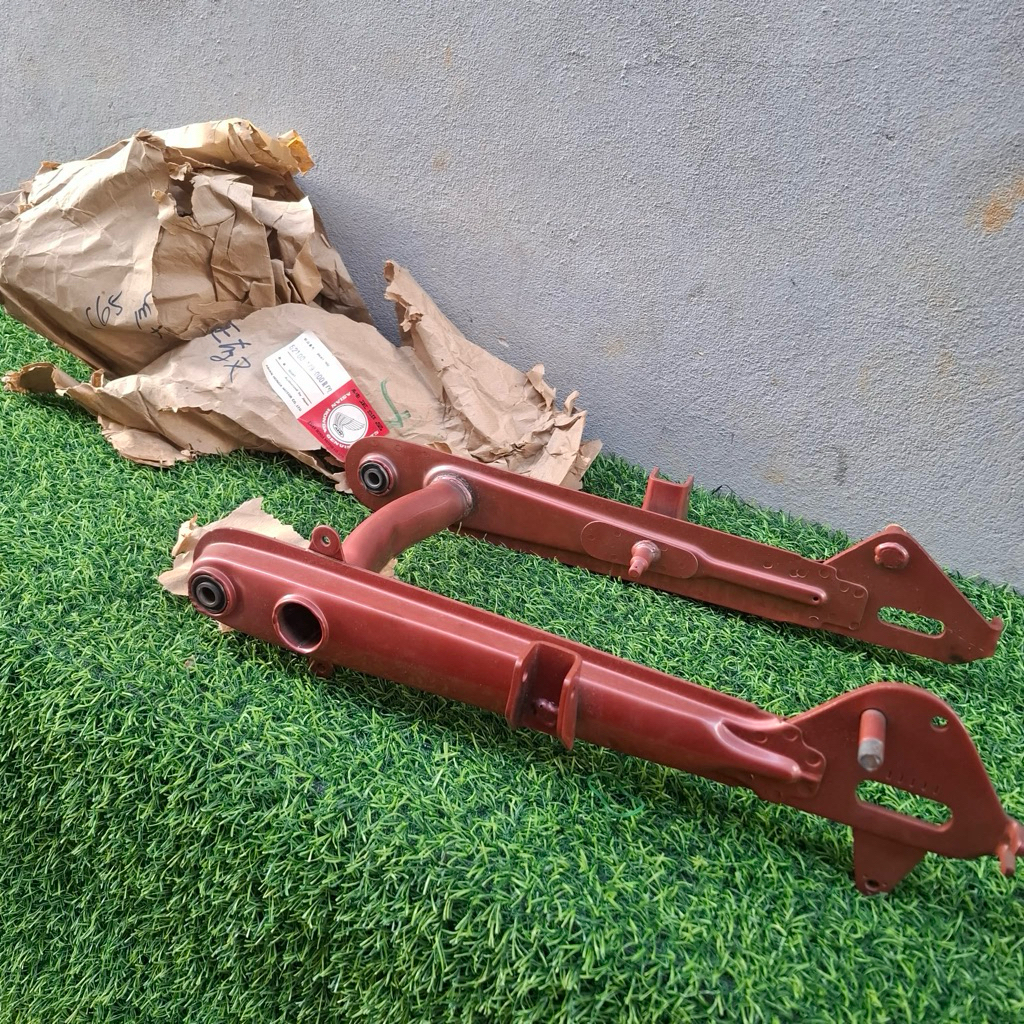ตะเกียบหลัง Honda c90s c70 c50 c65 c70k1 k2k3  งานเเท้ใหม่ สีเเดงอิฐ PART.52100-179-000RM ราคา2,300 