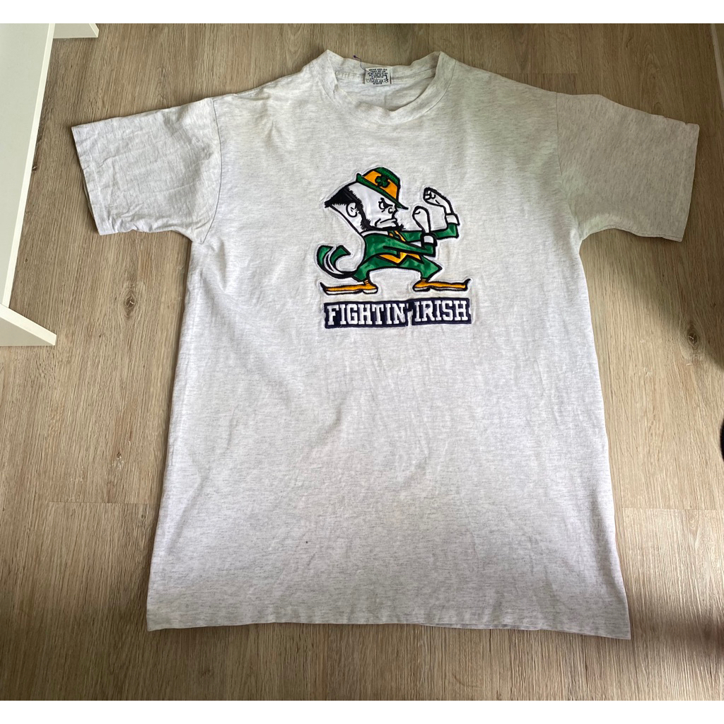 รหัสTP1 Fightin’Irish  VTG T-Shirt Made in U.S.A ขนาด: อก44นิ้ว ยาว 30.5นิ้ว  ตำหนิ: คราบเหลืองบางๆต