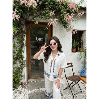 A1580 ชุดเซต เสื้อ + กางเกงขายาว สีขาว ปักดอกไม้สีฟ้า