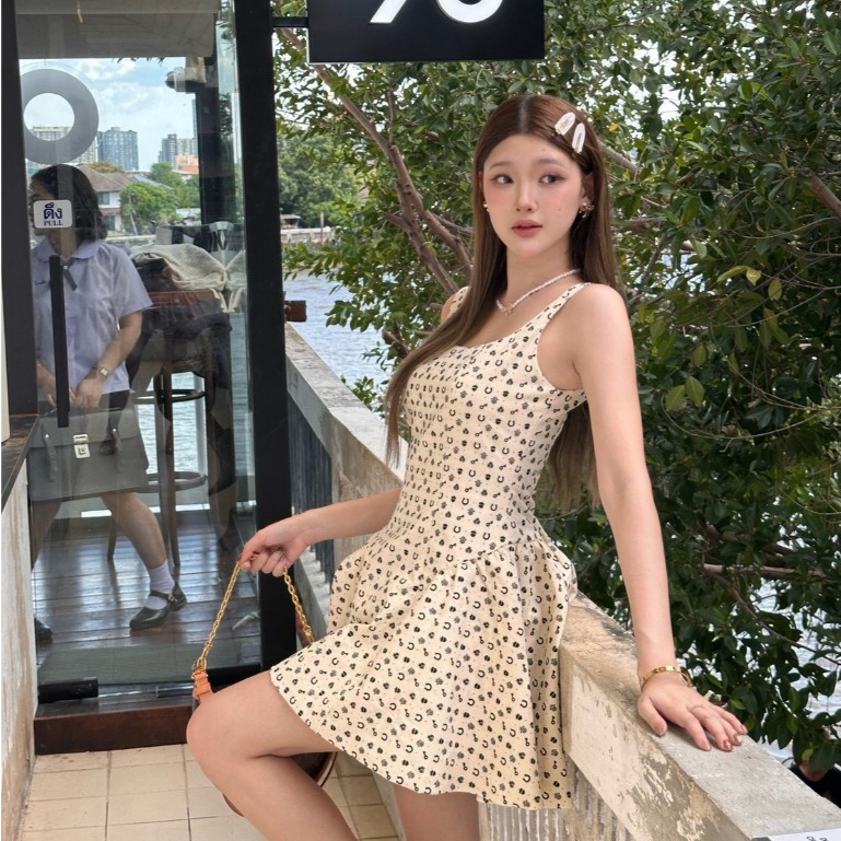Heaven Soul ชุดเดรสลายโชคดี ทรงสวย เข้ารูป มาพร้อมลายปริ้นกำมะหยี่ ดีไซน์ผูกเชือกด้านหลังปรับความกระชับได้ตามใจชอบ