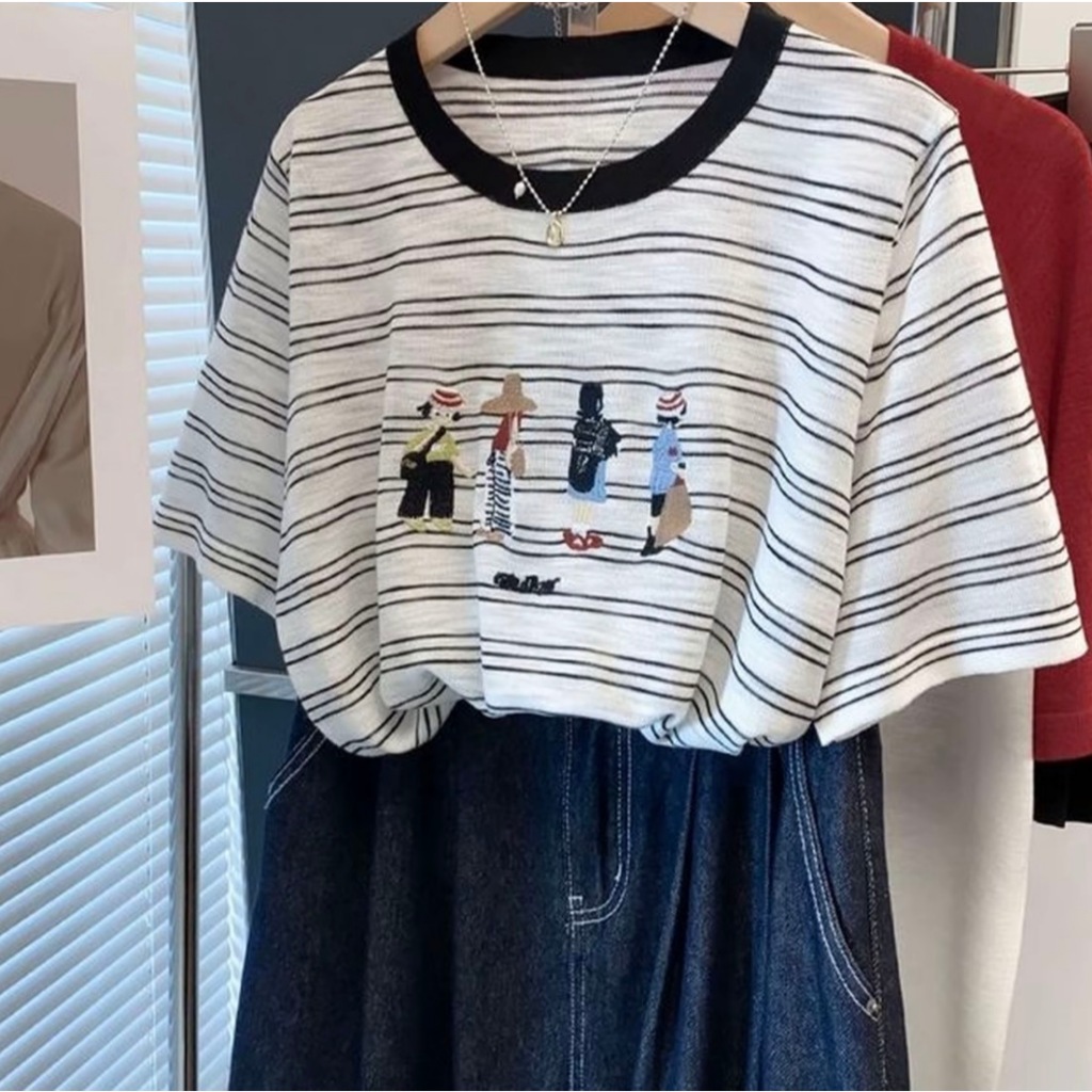 เสื้อยืดแขนสั้นสำหรับผู้หญิงคอลเลกชันใหม่รับซัมเมอร์ โดดเด่นด้วยดีไซน์คอกลมเรียบหรู ลายทางสลับสีสุดเก๋ และลวดลายการ์ตูนส