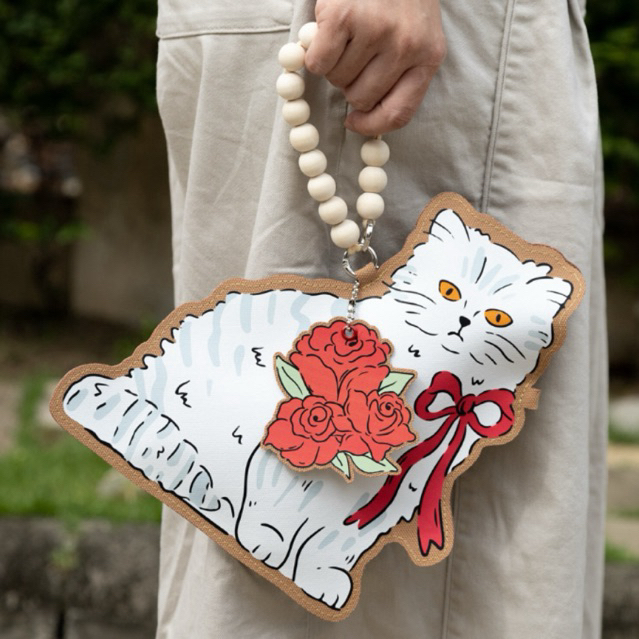 White fluffy cat phone pouch กระเป๋าผ้าแคนวาส พิมพ์ลายน้องแมวสีขาวห้อยกุหลาบ มือจับลูกปัดไม้ (พิมพ์ลายด้านเดียว)