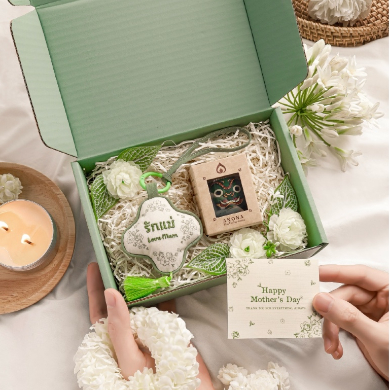 MINI LOVE MOM GIFT SET ของขวัญวันแม่สุดน่ารักจับคู่ที่ห้อยและสมุนไพรหอมระเหยอโรม่า