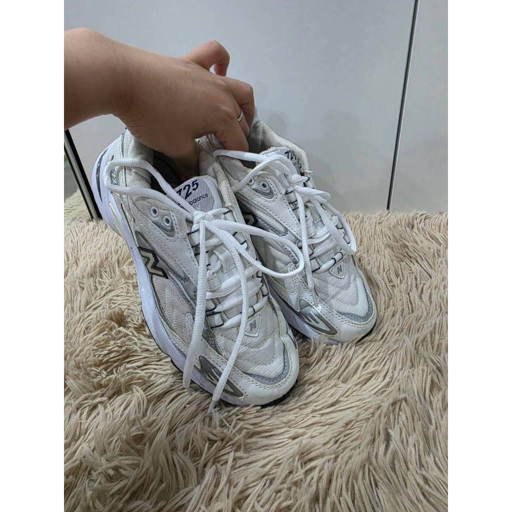 New Balance 725 รองเท้าผ้าใบมือสอง สีขาวเงิน ไซซ์ 38.5 รองเท้าวิ่ง NB ทรงสปอร์ต Y2K