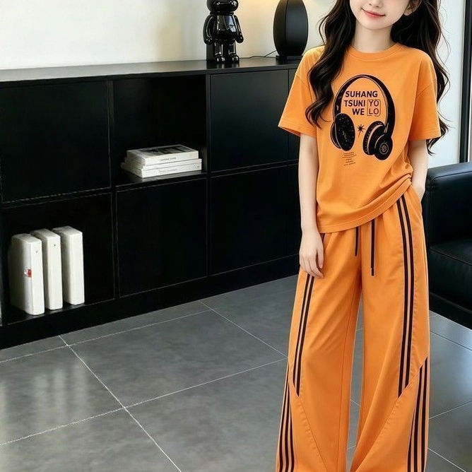 ชุดเสื้อผ้าฤดูร้อนสำหรับเด็กผู้หญิง: เสื้อยืดพิมพ์ลายสุดเก๋ กางเกงขายาวทรงบานลายทางสีตัดกัน ชุดสองชิ้นสุดชิคและลำลองสำหร