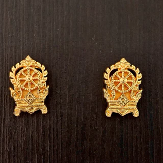 กนกคอ กระทรวงศึกษาธิการ (คอเสมา) ชาย-หญิง ลายไทย ขาเข็ม โลหะหนา แข็งแรง