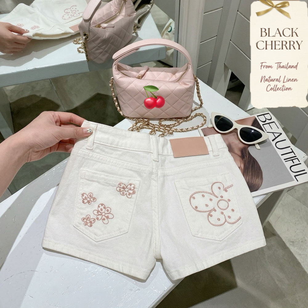 Black Cherry กางเกงขาสั้นผู้หญิง เอวสูงปรี๊ด กางเกงยีนส์ขาสั้นสีขาว ทรงเอ ดีเทลปักลายด้านหลัง ใส่เที่ยวคาเฟ่