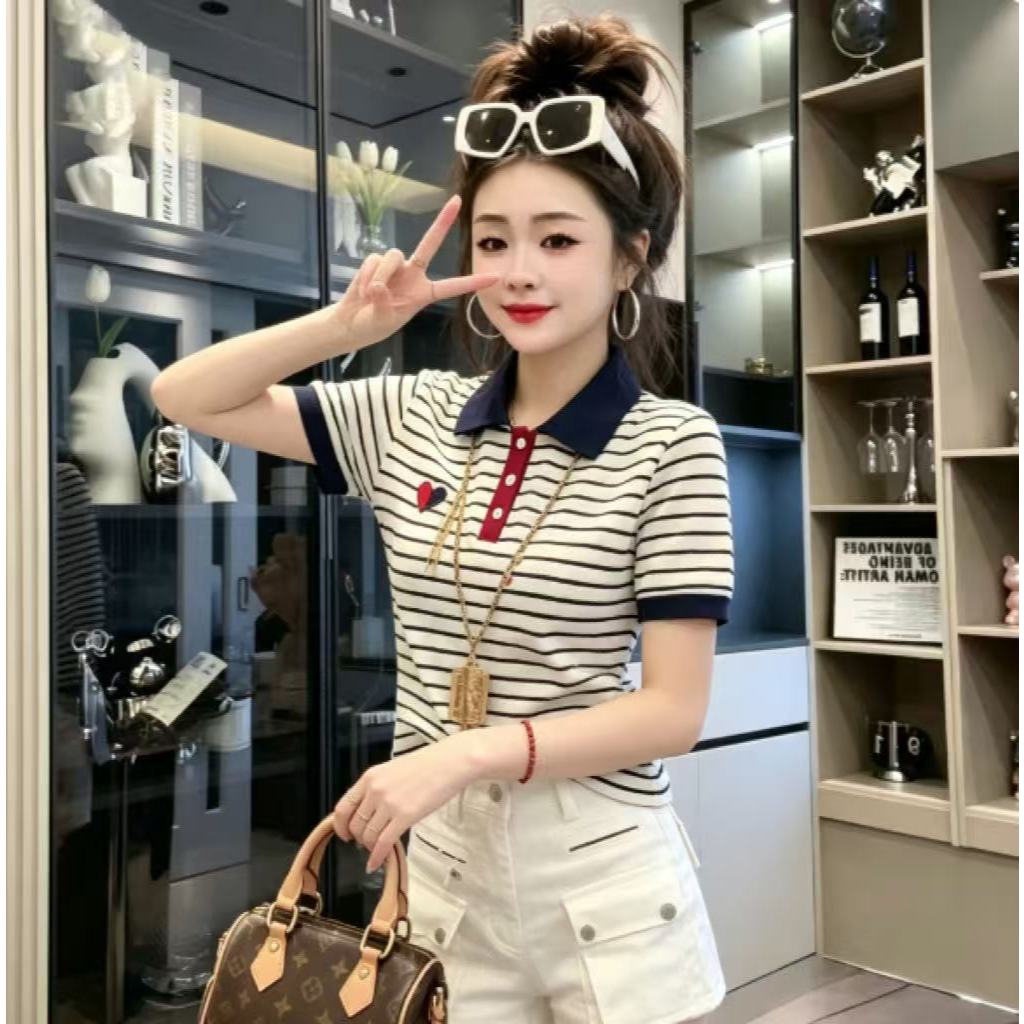 เสื้อโปโลแขนสั้นลายหัวใจคุณภาพสูงสำหรับผู้หญิง สไตล์ใหม่สำหรับฤดูร้อน ลายแถบสีสันสดใส ดูอ่อนเยาว์ เก๋ไก๋ ประณีต และทันสม