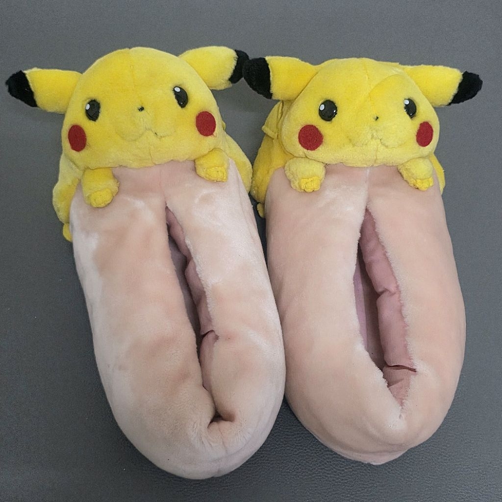 [หายาก] Slipper รองเท้าใส่ในบ้าน/ที่ทำงาน โปเกม่อน ปิกาจู Pokémon Pikachu Retro Room (รุ่นพิเศษ)