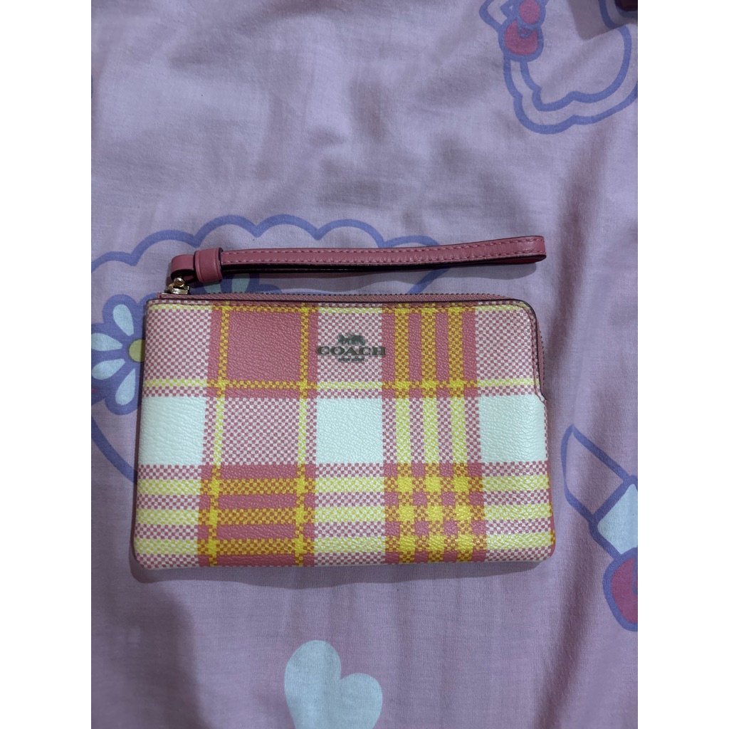 กระเป๋าคล้องมือ coach แท้ มือสอง สีชมพู 1090 บาท
