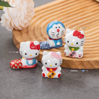 (พรีนะคะ👀) HEYHOMI—แท่นวางช้อน ตะเกียบ พร๊อพอุปกรณ์มัทฉะ ตรีม: คิตตี้ Kitty & Doraemon “เซรามิค สีสวยชัด น่ารักมากกกค่ะ”