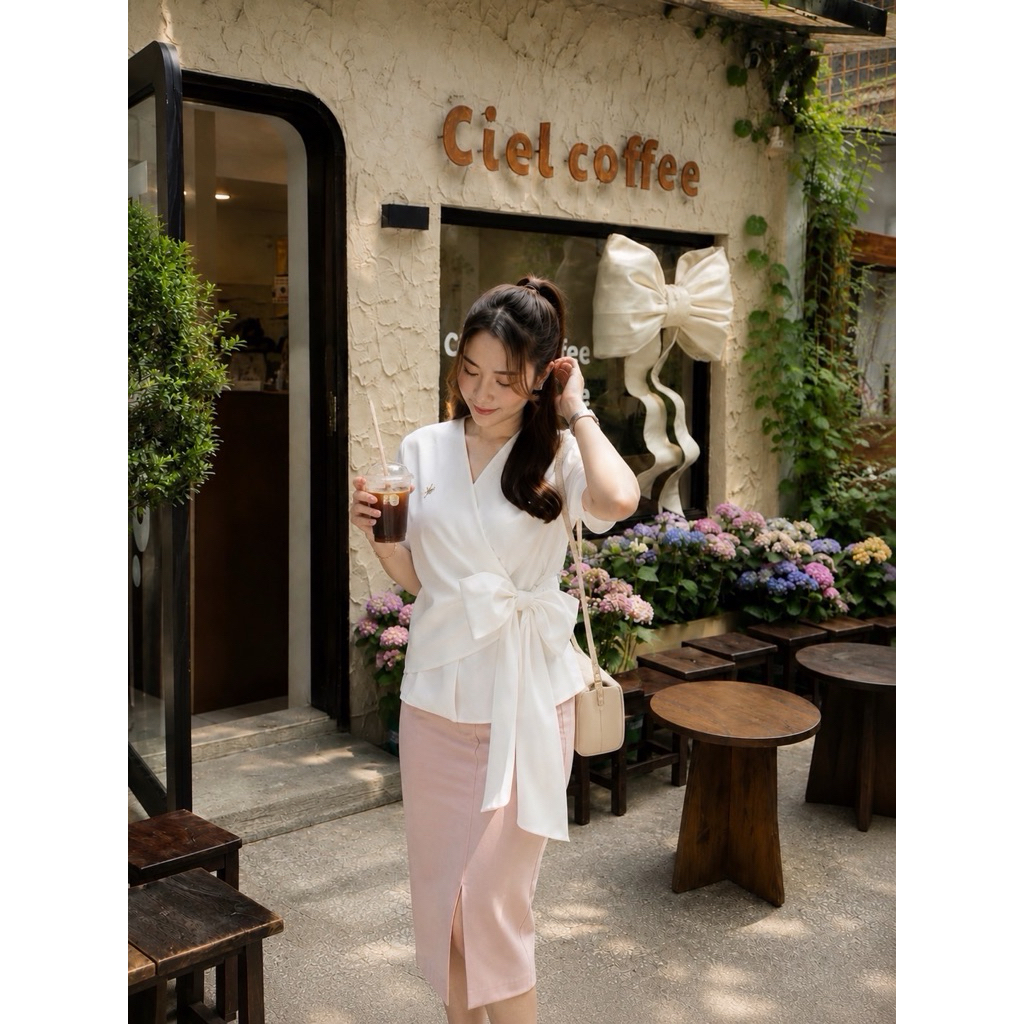PLOYLY CLOSET รุ่น โบว์ข้าง ||  เสื้อคอวี สีขาว สอดข้าง แขนสั้น ผูกโบว์ข้าง เสื้อทำงาน ใส่เที่ยว แฟชั่นผู้หญิง